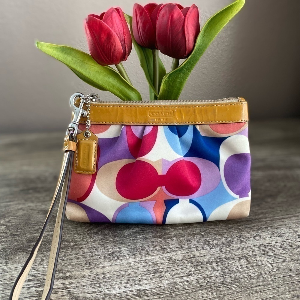 Women coach wristlet